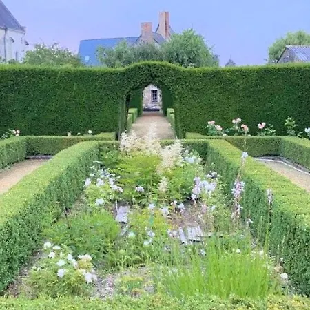 évasion Romantique Au Prieuré Avec Jardin En Anjou, Petit-déjeuner Inclus - Fr-1-622-63 Bed & Breakfast