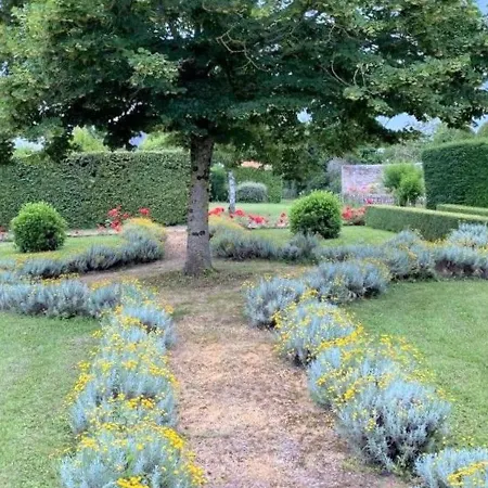 Bed & Breakfast évasion Romantique Au Prieuré Avec Jardin En Anjou, Petit-déjeuner Inclus - Fr-1-622-63 3*