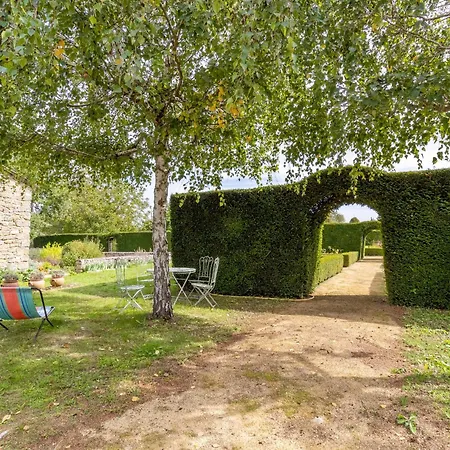 Bed & Breakfast évasion Romantique Au Prieuré Avec Jardin En Anjou, Petit-déjeuner Inclus - Fr-1-622-63 3*